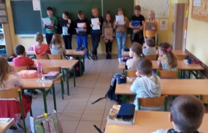 5 października kolejny raz uczniowie naszej szkoły wzięli aktywny udział w Ogólnopolskim Dniu Głośnego Czytania. Celem akcji było propagowanie czytelnictwa.  Wiadomo, nie od dziś, że czytanie na głos dziecku rozwija wyobraźnię, uczy myślenia i wypracowywania wartości moralnych. Pomaga również we wzbogacaniu języka i rozbudza w dziecku ciekawość  otaczającym światem. 
 W tym roku w akcję włączyli się wolontariusze ze Szkolnego Klubu Wolontariatu, którzy przygotowali  dla najmłodszych ciekawe opowiadania. Pierwszy raz w działania charytatywne włączył się również mały wolontariat. Dzieci z klasy trzeciej czytały opowiadania młodszym kolegom z klas pierwszych. Wszyscy z ciekawością wysłuchali przygód Bystrzaków, które  stały się inspiracją do rozmów, prac plastycznych a także zabaw przy muzyce. 