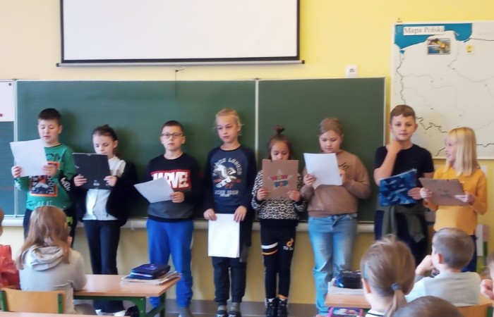 5 października kolejny raz uczniowie naszej szkoły wzięli aktywny udział w Ogólnopolskim Dniu Głośnego Czytania. Celem akcji było propagowanie czytelnictwa.  Wiadomo, nie od dziś, że czytanie na głos dziecku rozwija wyobraźnię, uczy myślenia i wypracowywania wartości moralnych. Pomaga również we wzbogacaniu języka i rozbudza w dziecku ciekawość  otaczającym światem. 
 W tym roku w akcję włączyli się wolontariusze ze Szkolnego Klubu Wolontariatu, którzy przygotowali  dla najmłodszych ciekawe opowiadania. Pierwszy raz w działania charytatywne włączył się również mały wolontariat. Dzieci z klasy trzeciej czytały opowiadania młodszym kolegom z klas pierwszych. Wszyscy z ciekawością wysłuchali przygód Bystrzaków, które  stały się inspiracją do rozmów, prac plastycznych a także zabaw przy muzyce. 