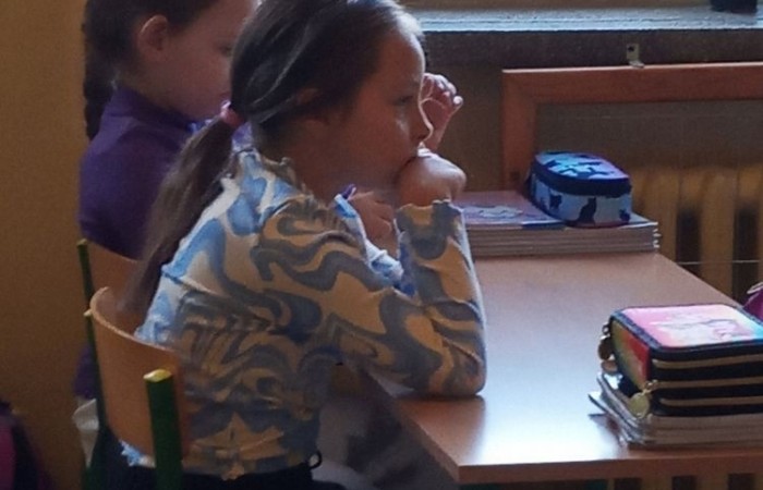 5 października kolejny raz uczniowie naszej szkoły wzięli aktywny udział w Ogólnopolskim Dniu Głośnego Czytania. Celem akcji było propagowanie czytelnictwa.  Wiadomo, nie od dziś, że czytanie na głos dziecku rozwija wyobraźnię, uczy myślenia i wypracowywania wartości moralnych. Pomaga również we wzbogacaniu języka i rozbudza w dziecku ciekawość  otaczającym światem. 
 W tym roku w akcję włączyli się wolontariusze ze Szkolnego Klubu Wolontariatu, którzy przygotowali  dla najmłodszych ciekawe opowiadania. Pierwszy raz w działania charytatywne włączył się również mały wolontariat. Dzieci z klasy trzeciej czytały opowiadania młodszym kolegom z klas pierwszych. Wszyscy z ciekawością wysłuchali przygód Bystrzaków, które  stały się inspiracją do rozmów, prac plastycznych a także zabaw przy muzyce. 