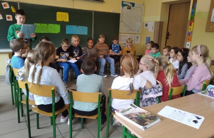 5 października kolejny raz uczniowie naszej szkoły wzięli aktywny udział w Ogólnopolskim Dniu Głośnego Czytania. Celem akcji było propagowanie czytelnictwa.  Wiadomo, nie od dziś, że czytanie na głos dziecku rozwija wyobraźnię, uczy myślenia i wypracowywania wartości moralnych. Pomaga również we wzbogacaniu języka i rozbudza w dziecku ciekawość  otaczającym światem. 
 W tym roku w akcję włączyli się wolontariusze ze Szkolnego Klubu Wolontariatu, którzy przygotowali  dla najmłodszych ciekawe opowiadania. Pierwszy raz w działania charytatywne włączył się również mały wolontariat. Dzieci z klasy trzeciej czytały opowiadania młodszym kolegom z klas pierwszych. Wszyscy z ciekawością wysłuchali przygód Bystrzaków, które  stały się inspiracją do rozmów, prac plastycznych a także zabaw przy muzyce. 