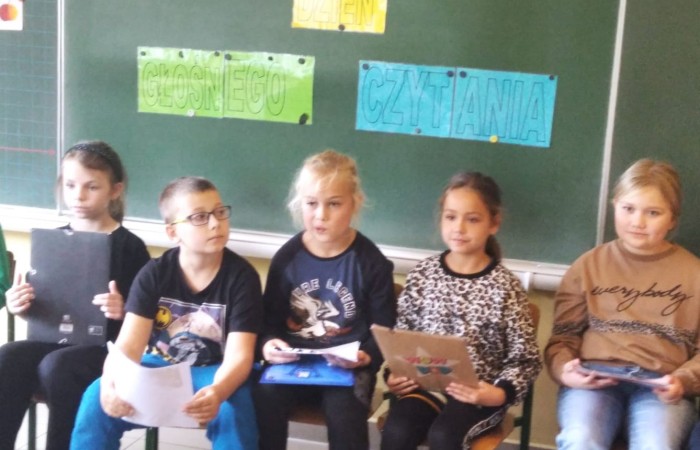 5 października kolejny raz uczniowie naszej szkoły wzięli aktywny udział w Ogólnopolskim Dniu Głośnego Czytania. Celem akcji było propagowanie czytelnictwa.  Wiadomo, nie od dziś, że czytanie na głos dziecku rozwija wyobraźnię, uczy myślenia i wypracowywania wartości moralnych. Pomaga również we wzbogacaniu języka i rozbudza w dziecku ciekawość  otaczającym światem. 
 W tym roku w akcję włączyli się wolontariusze ze Szkolnego Klubu Wolontariatu, którzy przygotowali  dla najmłodszych ciekawe opowiadania. Pierwszy raz w działania charytatywne włączył się również mały wolontariat. Dzieci z klasy trzeciej czytały opowiadania młodszym kolegom z klas pierwszych. Wszyscy z ciekawością wysłuchali przygód Bystrzaków, które  stały się inspiracją do rozmów, prac plastycznych a także zabaw przy muzyce. 