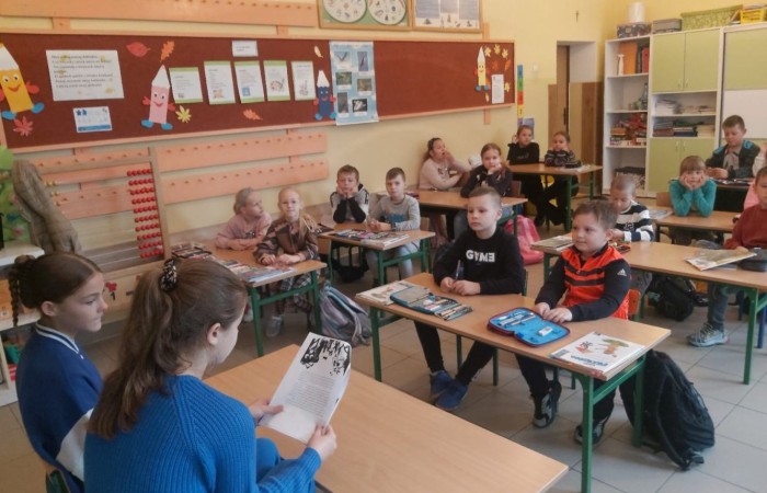 5 października kolejny raz uczniowie naszej szkoły wzięli aktywny udział w Ogólnopolskim Dniu Głośnego Czytania. Celem akcji było propagowanie czytelnictwa.  Wiadomo, nie od dziś, że czytanie na głos dziecku rozwija wyobraźnię, uczy myślenia i wypracowywania wartości moralnych. Pomaga również we wzbogacaniu języka i rozbudza w dziecku ciekawość  otaczającym światem. 
 W tym roku w akcję włączyli się wolontariusze ze Szkolnego Klubu Wolontariatu, którzy przygotowali  dla najmłodszych ciekawe opowiadania. Pierwszy raz w działania charytatywne włączył się również mały wolontariat. Dzieci z klasy trzeciej czytały opowiadania młodszym kolegom z klas pierwszych. Wszyscy z ciekawością wysłuchali przygód Bystrzaków, które  stały się inspiracją do rozmów, prac plastycznych a także zabaw przy muzyce. 