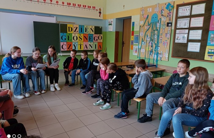 5 października kolejny raz uczniowie naszej szkoły wzięli aktywny udział w Ogólnopolskim Dniu Głośnego Czytania. Celem akcji było propagowanie czytelnictwa.  Wiadomo, nie od dziś, że czytanie na głos dziecku rozwija wyobraźnię, uczy myślenia i wypracowywania wartości moralnych. Pomaga również we wzbogacaniu języka i rozbudza w dziecku ciekawość  otaczającym światem. 
 W tym roku w akcję włączyli się wolontariusze ze Szkolnego Klubu Wolontariatu, którzy przygotowali  dla najmłodszych ciekawe opowiadania. Pierwszy raz w działania charytatywne włączył się również mały wolontariat. Dzieci z klasy trzeciej czytały opowiadania młodszym kolegom z klas pierwszych. Wszyscy z ciekawością wysłuchali przygód Bystrzaków, które  stały się inspiracją do rozmów, prac plastycznych a także zabaw przy muzyce. 