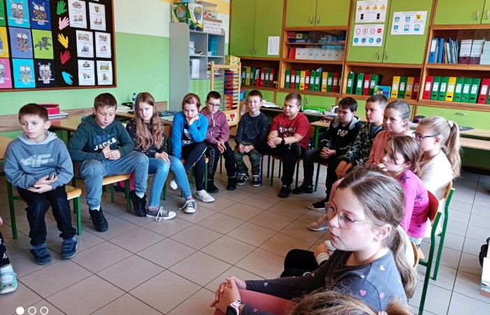 5 października kolejny raz uczniowie naszej szkoły wzięli aktywny udział w Ogólnopolskim Dniu Głośnego Czytania. Celem akcji było propagowanie czytelnictwa.  Wiadomo, nie od dziś, że czytanie na głos dziecku rozwija wyobraźnię, uczy myślenia i wypracowywania wartości moralnych. Pomaga również we wzbogacaniu języka i rozbudza w dziecku ciekawość  otaczającym światem. 
 W tym roku w akcję włączyli się wolontariusze ze Szkolnego Klubu Wolontariatu, którzy przygotowali  dla najmłodszych ciekawe opowiadania. Pierwszy raz w działania charytatywne włączył się również mały wolontariat. Dzieci z klasy trzeciej czytały opowiadania młodszym kolegom z klas pierwszych. Wszyscy z ciekawością wysłuchali przygód Bystrzaków, które  stały się inspiracją do rozmów, prac plastycznych a także zabaw przy muzyce. 