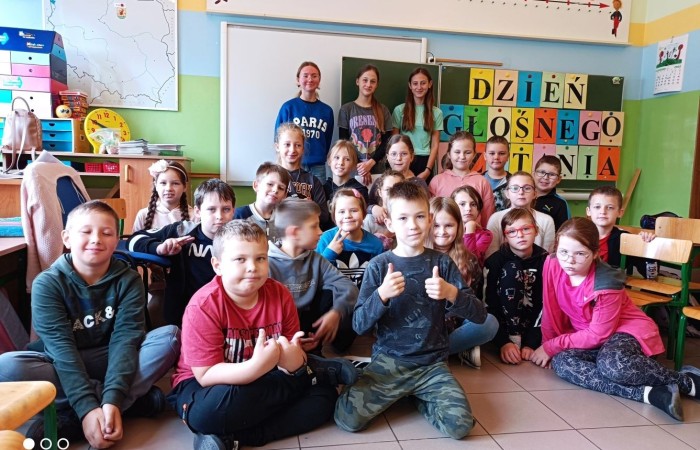 5 października kolejny raz uczniowie naszej szkoły wzięli aktywny udział w Ogólnopolskim Dniu Głośnego Czytania. Celem akcji było propagowanie czytelnictwa.  Wiadomo, nie od dziś, że czytanie na głos dziecku rozwija wyobraźnię, uczy myślenia i wypracowywania wartości moralnych. Pomaga również we wzbogacaniu języka i rozbudza w dziecku ciekawość  otaczającym światem. 
 W tym roku w akcję włączyli się wolontariusze ze Szkolnego Klubu Wolontariatu, którzy przygotowali  dla najmłodszych ciekawe opowiadania. Pierwszy raz w działania charytatywne włączył się również mały wolontariat. Dzieci z klasy trzeciej czytały opowiadania młodszym kolegom z klas pierwszych. Wszyscy z ciekawością wysłuchali przygód Bystrzaków, które  stały się inspiracją do rozmów, prac plastycznych a także zabaw przy muzyce. 