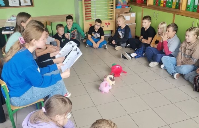 5 października kolejny raz uczniowie naszej szkoły wzięli aktywny udział w Ogólnopolskim Dniu Głośnego Czytania. Celem akcji było propagowanie czytelnictwa.  Wiadomo, nie od dziś, że czytanie na głos dziecku rozwija wyobraźnię, uczy myślenia i wypracowywania wartości moralnych. Pomaga również we wzbogacaniu języka i rozbudza w dziecku ciekawość  otaczającym światem. 
 W tym roku w akcję włączyli się wolontariusze ze Szkolnego Klubu Wolontariatu, którzy przygotowali  dla najmłodszych ciekawe opowiadania. Pierwszy raz w działania charytatywne włączył się również mały wolontariat. Dzieci z klasy trzeciej czytały opowiadania młodszym kolegom z klas pierwszych. Wszyscy z ciekawością wysłuchali przygód Bystrzaków, które  stały się inspiracją do rozmów, prac plastycznych a także zabaw przy muzyce. 
