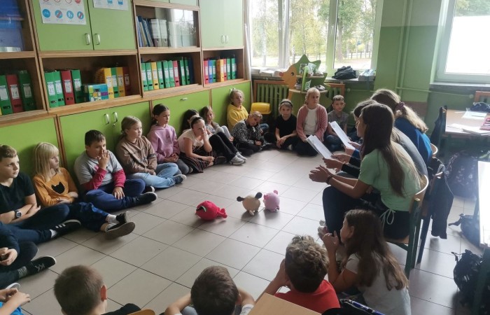 5 października kolejny raz uczniowie naszej szkoły wzięli aktywny udział w Ogólnopolskim Dniu Głośnego Czytania. Celem akcji było propagowanie czytelnictwa.  Wiadomo, nie od dziś, że czytanie na głos dziecku rozwija wyobraźnię, uczy myślenia i wypracowywania wartości moralnych. Pomaga również we wzbogacaniu języka i rozbudza w dziecku ciekawość  otaczającym światem. 
 W tym roku w akcję włączyli się wolontariusze ze Szkolnego Klubu Wolontariatu, którzy przygotowali  dla najmłodszych ciekawe opowiadania. Pierwszy raz w działania charytatywne włączył się również mały wolontariat. Dzieci z klasy trzeciej czytały opowiadania młodszym kolegom z klas pierwszych. Wszyscy z ciekawością wysłuchali przygód Bystrzaków, które  stały się inspiracją do rozmów, prac plastycznych a także zabaw przy muzyce. 