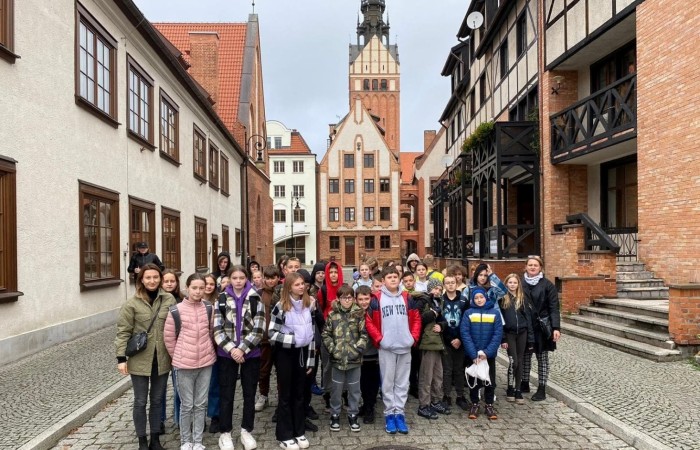 Dnia 19.10.2022 klasa 6a i 6b  zwiedziły Muzeum Archeologiczno-Historyczne w Elblągu, które powstało z siedzibą na terenie Podzamcza dawnego Zamku Krzyżackiego. Najbardziej zaciekawiła uczniów wystawa „Truso-legenda Bałtyku” odkrywając zajęcia dnia codziennego, przedmioty użytkowe oraz gry planszowe dawnej osady Truso. Wystawa „Historia ukryta pod ziemią” była niesamowitą lekcją historii odkopaną pod gruzami miasta. Uczniowie poznali elbląską i holenderską ceramikę zdobioną kobaltem (naczynia, kafle, piece kaflowe), starodruki, archiwalia, plany miasta, militaria z XII-XV w. oraz przykłady mistrzowskiego rzemiosła elbląskiego i pamiątki po dawnych mieszkańcach Żuław. Na zakończenie zwiedzania został zaprezentowany film holograficzny „Historie ponad granicami” ukazanie życia ludzi ziemi elbląskiej na przestrzeni wieków.