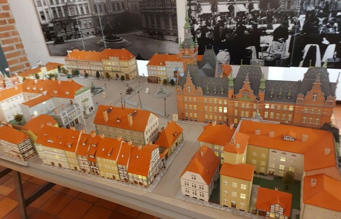 Dnia 19.10.2022 klasa 6a i 6b  zwiedziły Muzeum Archeologiczno-Historyczne w Elblągu, które powstało z siedzibą na terenie Podzamcza dawnego Zamku Krzyżackiego. Najbardziej zaciekawiła uczniów wystawa „Truso-legenda Bałtyku” odkrywając zajęcia dnia codziennego, przedmioty użytkowe oraz gry planszowe dawnej osady Truso. Wystawa „Historia ukryta pod ziemią” była niesamowitą lekcją historii odkopaną pod gruzami miasta. Uczniowie poznali elbląską i holenderską ceramikę zdobioną kobaltem (naczynia, kafle, piece kaflowe), starodruki, archiwalia, plany miasta, militaria z XII-XV w. oraz przykłady mistrzowskiego rzemiosła elbląskiego i pamiątki po dawnych mieszkańcach Żuław. Na zakończenie zwiedzania został zaprezentowany film holograficzny „Historie ponad granicami” ukazanie życia ludzi ziemi elbląskiej na przestrzeni wieków.