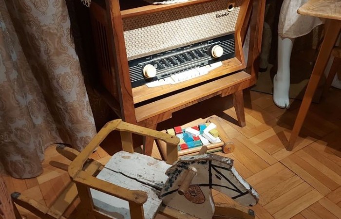 Dnia 19.10.2022 klasa 6a i 6b  zwiedziły Muzeum Archeologiczno-Historyczne w Elblągu, które powstało z siedzibą na terenie Podzamcza dawnego Zamku Krzyżackiego. Najbardziej zaciekawiła uczniów wystawa „Truso-legenda Bałtyku” odkrywając zajęcia dnia codziennego, przedmioty użytkowe oraz gry planszowe dawnej osady Truso. Wystawa „Historia ukryta pod ziemią” była niesamowitą lekcją historii odkopaną pod gruzami miasta. Uczniowie poznali elbląską i holenderską ceramikę zdobioną kobaltem (naczynia, kafle, piece kaflowe), starodruki, archiwalia, plany miasta, militaria z XII-XV w. oraz przykłady mistrzowskiego rzemiosła elbląskiego i pamiątki po dawnych mieszkańcach Żuław. Na zakończenie zwiedzania został zaprezentowany film holograficzny „Historie ponad granicami” ukazanie życia ludzi ziemi elbląskiej na przestrzeni wieków.