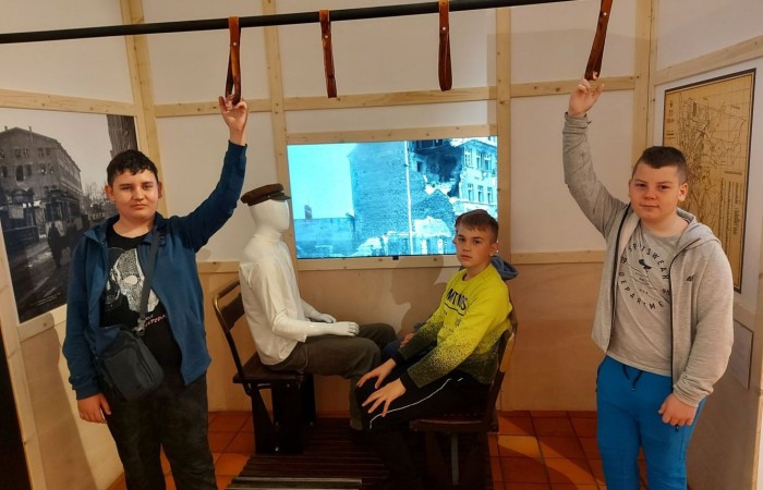 Dnia 19.10.2022 klasa 6a i 6b  zwiedziły Muzeum Archeologiczno-Historyczne w Elblągu, które powstało z siedzibą na terenie Podzamcza dawnego Zamku Krzyżackiego. Najbardziej zaciekawiła uczniów wystawa „Truso-legenda Bałtyku” odkrywając zajęcia dnia codziennego, przedmioty użytkowe oraz gry planszowe dawnej osady Truso. Wystawa „Historia ukryta pod ziemią” była niesamowitą lekcją historii odkopaną pod gruzami miasta. Uczniowie poznali elbląską i holenderską ceramikę zdobioną kobaltem (naczynia, kafle, piece kaflowe), starodruki, archiwalia, plany miasta, militaria z XII-XV w. oraz przykłady mistrzowskiego rzemiosła elbląskiego i pamiątki po dawnych mieszkańcach Żuław. Na zakończenie zwiedzania został zaprezentowany film holograficzny „Historie ponad granicami” ukazanie życia ludzi ziemi elbląskiej na przestrzeni wieków.