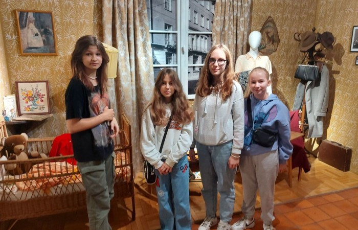 Dnia 19.10.2022 klasa 6a i 6b  zwiedziły Muzeum Archeologiczno-Historyczne w Elblągu, które powstało z siedzibą na terenie Podzamcza dawnego Zamku Krzyżackiego. Najbardziej zaciekawiła uczniów wystawa „Truso-legenda Bałtyku” odkrywając zajęcia dnia codziennego, przedmioty użytkowe oraz gry planszowe dawnej osady Truso. Wystawa „Historia ukryta pod ziemią” była niesamowitą lekcją historii odkopaną pod gruzami miasta. Uczniowie poznali elbląską i holenderską ceramikę zdobioną kobaltem (naczynia, kafle, piece kaflowe), starodruki, archiwalia, plany miasta, militaria z XII-XV w. oraz przykłady mistrzowskiego rzemiosła elbląskiego i pamiątki po dawnych mieszkańcach Żuław. Na zakończenie zwiedzania został zaprezentowany film holograficzny „Historie ponad granicami” ukazanie życia ludzi ziemi elbląskiej na przestrzeni wieków.