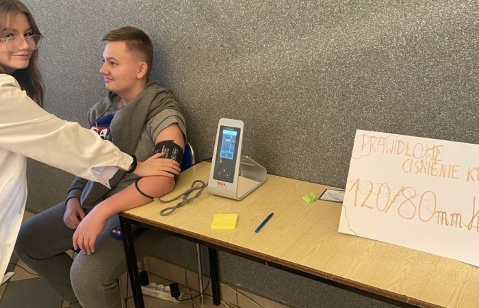 W związku z przypadającym w dniu 24 października Dniem Walki z Otyłością w
naszej szkole odbyła się akcja profilaktyczna promująca zdrowy styl życia.
Miała ona na celu:
- mobilizowanie uczniów do działań wspomagających zdrowy styl życia,
- uświadomienie uczniom chorób związanych z nieprzestrzeganiem prawidłowej diety
i skutkach z tym związanych,
- nabycie umiejętności obliczania przez uczniów BMI celem poprawy stanu zdrowia,
- uświadomienie zagrożeń wynikających z chorób układu krążenia, pokarmowego i chorób
cywilizacyjnych wskutek niewłaściwej diety,
- pomocy w przygotowaniu diety dla dzieci wspomagającej naukę w szkole i poprawiającej efekty
w uczeniu się,
- nabycie umiejętności myślenia przez uczniów w kategoriach prozdrowotnych.
Uczniowie koła biologicznego mierzyli i ważyli zainteresowanych uczniów.
Obliczali wspólnie z nimi – BMI, informując ich o odchyleniach od normy.
Dokonywali pomiaru ciśnienia krwi, celem sprawdzenia jego prawidłowości.
Przedstawiali produkty żywnościowe zagrażające zdrowiu i powodujące otyłość.
Rozdawali uczniom przepisy zapobiegające otyłości oraz ulotki z zasadami zdrowego odżywiania.