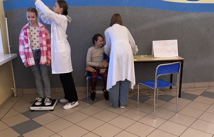 W związku z przypadającym w dniu 24 października Dniem Walki z Otyłością w
naszej szkole odbyła się akcja profilaktyczna promująca zdrowy styl życia.
Miała ona na celu:
- mobilizowanie uczniów do działań wspomagających zdrowy styl życia,
- uświadomienie uczniom chorób związanych z nieprzestrzeganiem prawidłowej diety
i skutkach z tym związanych,
- nabycie umiejętności obliczania przez uczniów BMI celem poprawy stanu zdrowia,
- uświadomienie zagrożeń wynikających z chorób układu krążenia, pokarmowego i chorób
cywilizacyjnych wskutek niewłaściwej diety,
- pomocy w przygotowaniu diety dla dzieci wspomagającej naukę w szkole i poprawiającej efekty
w uczeniu się,
- nabycie umiejętności myślenia przez uczniów w kategoriach prozdrowotnych.
Uczniowie koła biologicznego mierzyli i ważyli zainteresowanych uczniów.
Obliczali wspólnie z nimi – BMI, informując ich o odchyleniach od normy.
Dokonywali pomiaru ciśnienia krwi, celem sprawdzenia jego prawidłowości.
Przedstawiali produkty żywnościowe zagrażające zdrowiu i powodujące otyłość.
Rozdawali uczniom przepisy zapobiegające otyłości oraz ulotki z zasadami zdrowego odżywiania