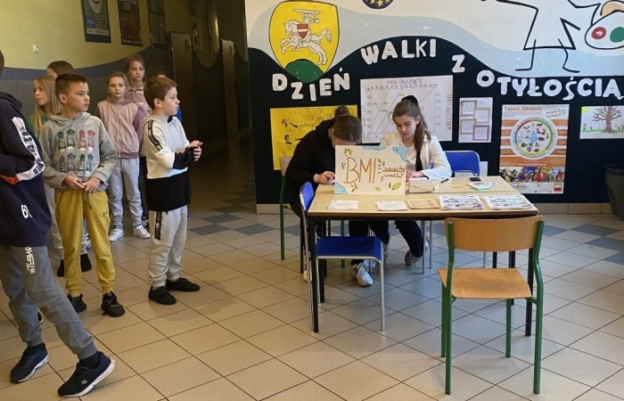 W związku z przypadającym w dniu 24 października Dniem Walki z Otyłością w
naszej szkole odbyła się akcja profilaktyczna promująca zdrowy styl życia.
Miała ona na celu:
- mobilizowanie uczniów do działań wspomagających zdrowy styl życia,
- uświadomienie uczniom chorób związanych z nieprzestrzeganiem prawidłowej diety
i skutkach z tym związanych,
- nabycie umiejętności obliczania przez uczniów BMI celem poprawy stanu zdrowia,
- uświadomienie zagrożeń wynikających z chorób układu krążenia, pokarmowego i chorób
cywilizacyjnych wskutek niewłaściwej diety,
- pomocy w przygotowaniu diety dla dzieci wspomagającej naukę w szkole i poprawiającej efekty
w uczeniu się,
- nabycie umiejętności myślenia przez uczniów w kategoriach prozdrowotnych.
Uczniowie koła biologicznego mierzyli i ważyli zainteresowanych uczniów.
Obliczali wspólnie z nimi – BMI, informując ich o odchyleniach od normy.
Dokonywali pomiaru ciśnienia krwi, celem sprawdzenia jego prawidłowości.
Przedstawiali produkty żywnościowe zagrażające zdrowiu i powodujące otyłość.
Rozdawali uczniom przepisy zapobiegające otyłości oraz ulotki z zasadami zdrowego odżywiania