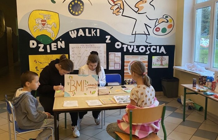 W związku z przypadającym w dniu 24 października Dniem Walki z Otyłością w
naszej szkole odbyła się akcja profilaktyczna promująca zdrowy styl życia.
Miała ona na celu:
- mobilizowanie uczniów do działań wspomagających zdrowy styl życia,
- uświadomienie uczniom chorób związanych z nieprzestrzeganiem prawidłowej diety
i skutkach z tym związanych,
- nabycie umiejętności obliczania przez uczniów BMI celem poprawy stanu zdrowia,
- uświadomienie zagrożeń wynikających z chorób układu krążenia, pokarmowego i chorób
cywilizacyjnych wskutek niewłaściwej diety,
- pomocy w przygotowaniu diety dla dzieci wspomagającej naukę w szkole i poprawiającej efekty
w uczeniu się,
- nabycie umiejętności myślenia przez uczniów w kategoriach prozdrowotnych.
Uczniowie koła biologicznego mierzyli i ważyli zainteresowanych uczniów.
Obliczali wspólnie z nimi – BMI, informując ich o odchyleniach od normy.
Dokonywali pomiaru ciśnienia krwi, celem sprawdzenia jego prawidłowości.
Przedstawiali produkty żywnościowe zagrażające zdrowiu i powodujące otyłość.
Rozdawali uczniom przepisy zapobiegające otyłości oraz ulotki z zasadami zdrowego odżywiania