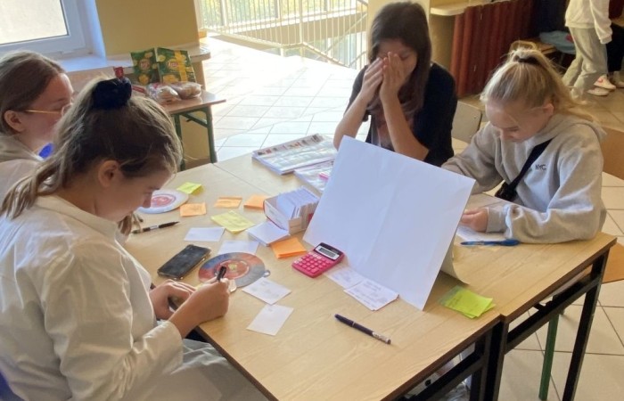 W związku z przypadającym w dniu 24 października Dniem Walki z Otyłością w
naszej szkole odbyła się akcja profilaktyczna promująca zdrowy styl życia.
Miała ona na celu:
- mobilizowanie uczniów do działań wspomagających zdrowy styl życia,
- uświadomienie uczniom chorób związanych z nieprzestrzeganiem prawidłowej diety
i skutkach z tym związanych,
- nabycie umiejętności obliczania przez uczniów BMI celem poprawy stanu zdrowia,
- uświadomienie zagrożeń wynikających z chorób układu krążenia, pokarmowego i chorób
cywilizacyjnych wskutek niewłaściwej diety,
- pomocy w przygotowaniu diety dla dzieci wspomagającej naukę w szkole i poprawiającej efekty
w uczeniu się,
- nabycie umiejętności myślenia przez uczniów w kategoriach prozdrowotnych.
Uczniowie koła biologicznego mierzyli i ważyli zainteresowanych uczniów.
Obliczali wspólnie z nimi – BMI, informując ich o odchyleniach od normy.
Dokonywali pomiaru ciśnienia krwi, celem sprawdzenia jego prawidłowości.
Przedstawiali produkty żywnościowe zagrażające zdrowiu i powodujące otyłość.
Rozdawali uczniom przepisy zapobiegające otyłości oraz ulotki z zasadami zdrowego odżywiania