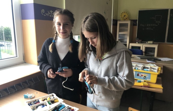 Dzięki sprzętowi zakupionemu w ramach programu  „Laboratoria Przyszłości” uczniowie klas 4-8 systematycznie uczestniczą w zajęciach robotyki. 21 września odbyło się pierwsze spotkanie organizacyjne podczas, którego uczniowie zapoznawali się z zestawem Lego Spike Prime. Podczas spotkania panowała miła i bardzo przyjazna atmosfera. Czekamy na kolejne spotkania. 