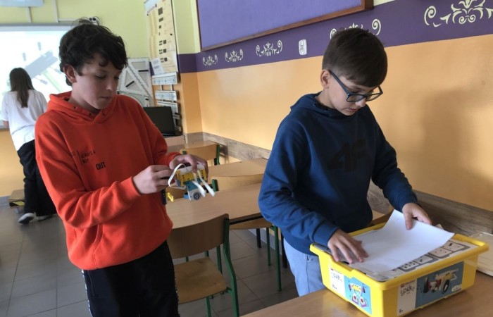 Dzięki sprzętowi zakupionemu w ramach programu  „Laboratoria Przyszłości” uczniowie klas 4-8 systematycznie uczestniczą w zajęciach robotyki. 21 września odbyło się pierwsze spotkanie organizacyjne podczas, którego uczniowie zapoznawali się z zestawem Lego Spike Prime. Podczas spotkania panowała miła i bardzo przyjazna atmosfera. Czekamy na kolejne spotkania. 