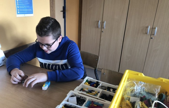 Dzięki sprzętowi zakupionemu w ramach programu  „Laboratoria Przyszłości” uczniowie klas 4-8 systematycznie uczestniczą w zajęciach robotyki. 21 września odbyło się pierwsze spotkanie organizacyjne podczas, którego uczniowie zapoznawali się z zestawem Lego Spike Prime. Podczas spotkania panowała miła i bardzo przyjazna atmosfera. Czekamy na kolejne spotkania. 