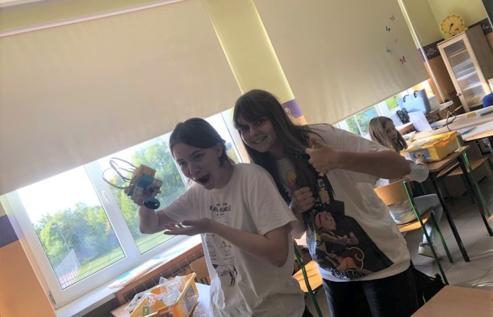 Dzięki sprzętowi zakupionemu w ramach programu  „Laboratoria Przyszłości” uczniowie klas 4-8 systematycznie uczestniczą w zajęciach robotyki. 21 września odbyło się pierwsze spotkanie organizacyjne podczas, którego uczniowie zapoznawali się z zestawem Lego Spike Prime. Podczas spotkania panowała miła i bardzo przyjazna atmosfera. Czekamy na kolejne spotkania. 