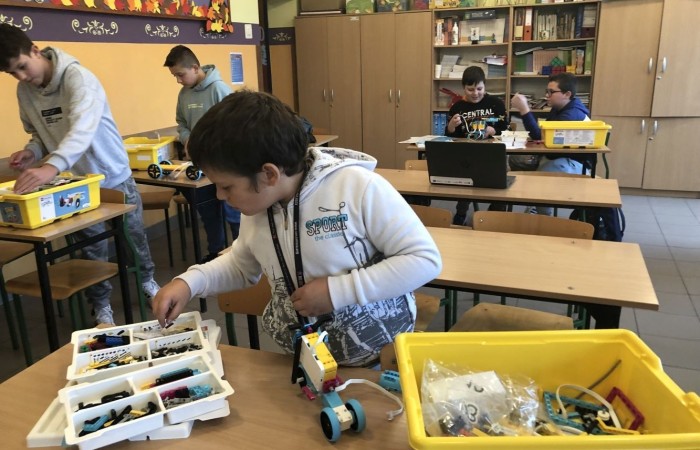 Odbyły się kolejne zajęcia z budowania i programowania robotów. Uczniowie budowali różne modele: rower z rowerzystą, tancerz, ramię robota. Po skończonej konstrukcji czas na programowanie. Konstruowanie robotów  sprawiło dzieciom wiele frajdy – tak wiele, że chciały budować kolejne modele. Trzeba przyznać, że koncentracja była na najwyższym poziomie.