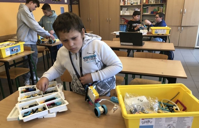 Odbyły się kolejne zajęcia z budowania i programowania robotów. Uczniowie budowali różne modele: rower z rowerzystą, tancerz, ramię robota. Po skończonej konstrukcji czas na programowanie. Konstruowanie robotów  sprawiło dzieciom wiele frajdy – tak wiele, że chciały budować kolejne modele. Trzeba przyznać, że koncentracja była na najwyższym poziomie.