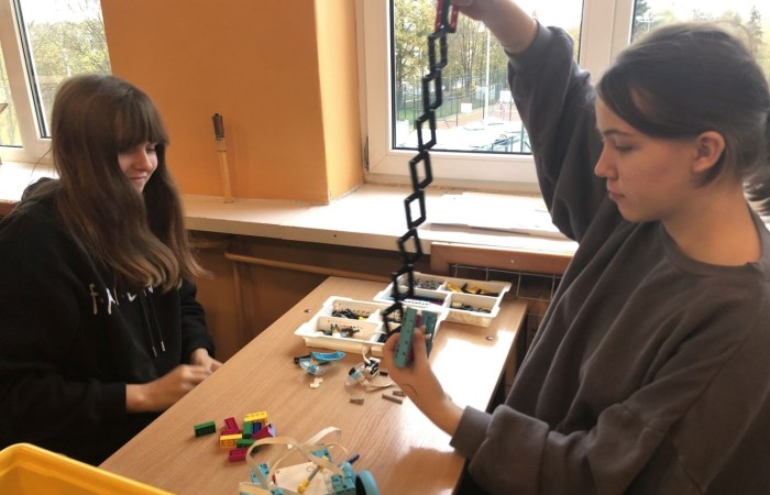 Odbyły się kolejne zajęcia z budowania i programowania robotów. Uczniowie budowali różne modele: rower z rowerzystą, tancerz, ramię robota. Po skończonej konstrukcji czas na programowanie. Konstruowanie robotów  sprawiło dzieciom wiele frajdy – tak wiele, że chciały budować kolejne modele. Trzeba przyznać, że koncentracja była na najwyższym poziomie.