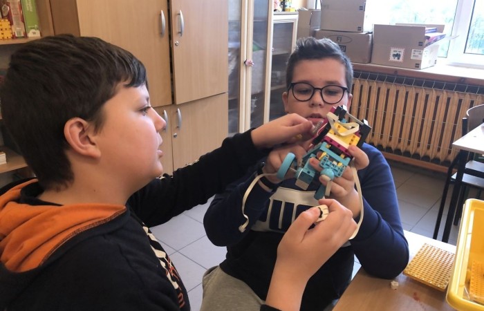 Odbyły się kolejne zajęcia z budowania i programowania robotów. Uczniowie budowali różne modele: rower z rowerzystą, tancerz, ramię robota. Po skończonej konstrukcji czas na programowanie. Konstruowanie robotów  sprawiło dzieciom wiele frajdy – tak wiele, że chciały budować kolejne modele. Trzeba przyznać, że koncentracja była na najwyższym poziomie.