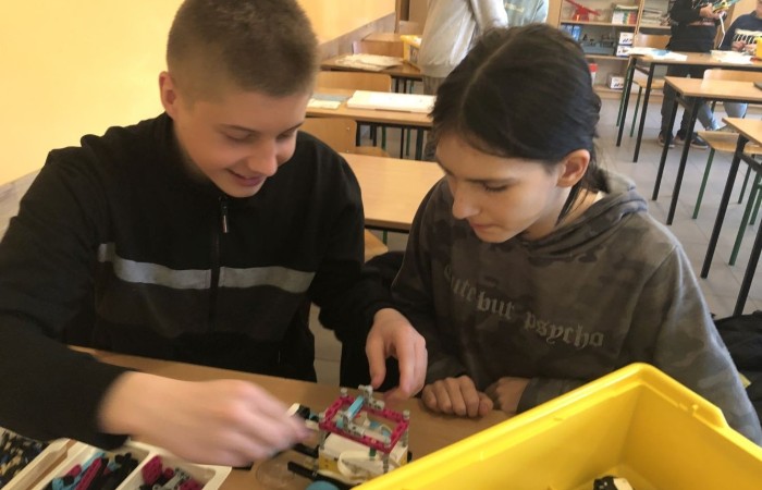 Odbyły się kolejne zajęcia z budowania i programowania robotów. Uczniowie budowali różne modele: rower z rowerzystą, tancerz, ramię robota. Po skończonej konstrukcji czas na programowanie. Konstruowanie robotów  sprawiło dzieciom wiele frajdy – tak wiele, że chciały budować kolejne modele. Trzeba przyznać, że koncentracja była na najwyższym poziomie.