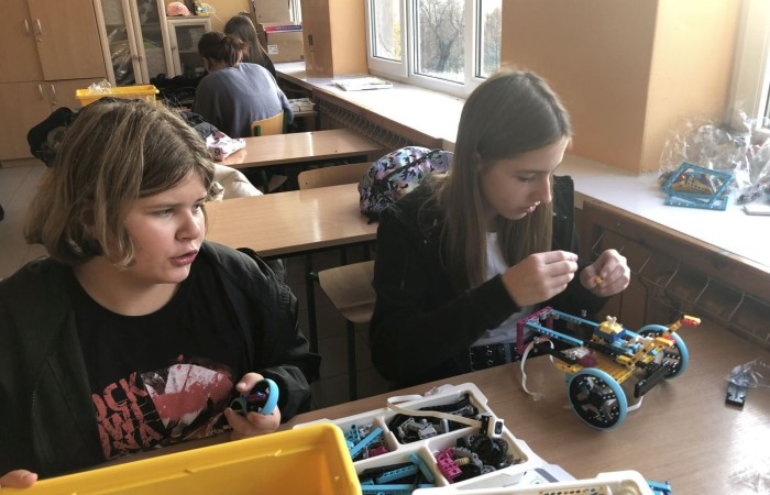 Odbyły się kolejne zajęcia z budowania i programowania robotów. Uczniowie budowali różne modele: rower z rowerzystą, tancerz, ramię robota. Po skończonej konstrukcji czas na programowanie. Konstruowanie robotów  sprawiło dzieciom wiele frajdy – tak wiele, że chciały budować kolejne modele. Trzeba przyznać, że koncentracja była na najwyższym poziomie.