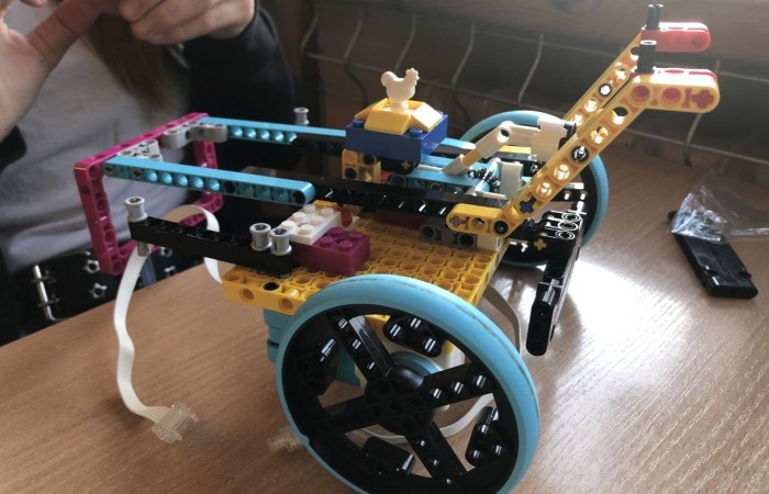 Odbyły się kolejne zajęcia z budowania i programowania robotów. Uczniowie budowali różne modele: rower z rowerzystą, tancerz, ramię robota. Po skończonej konstrukcji czas na programowanie. Konstruowanie robotów  sprawiło dzieciom wiele frajdy – tak wiele, że chciały budować kolejne modele. Trzeba przyznać, że koncentracja była na najwyższym poziomie.