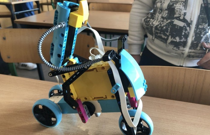 Odbyły się kolejne zajęcia z budowania i programowania robotów. Uczniowie budowali różne modele: rower z rowerzystą, tancerz, ramię robota. Po skończonej konstrukcji czas na programowanie. Konstruowanie robotów  sprawiło dzieciom wiele frajdy – tak wiele, że chciały budować kolejne modele. Trzeba przyznać, że koncentracja była na najwyższym poziomie.