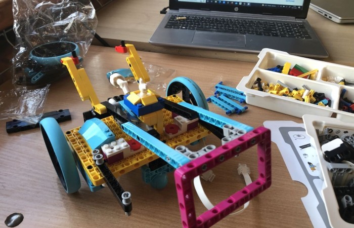 Odbyły się kolejne zajęcia z budowania i programowania robotów. Uczniowie budowali różne modele: rower z rowerzystą, tancerz, ramię robota. Po skończonej konstrukcji czas na programowanie. Konstruowanie robotów  sprawiło dzieciom wiele frajdy – tak wiele, że chciały budować kolejne modele. Trzeba przyznać, że koncentracja była na najwyższym poziomie.