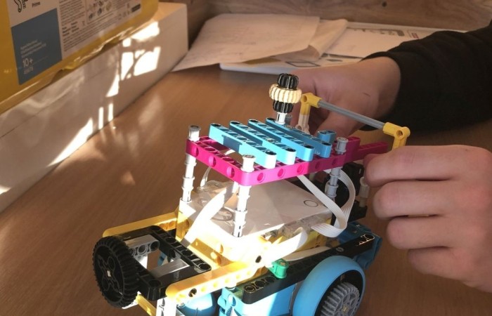 Odbyły się kolejne zajęcia z budowania i programowania robotów. Uczniowie budowali różne modele: rower z rowerzystą, tancerz, ramię robota. Po skończonej konstrukcji czas na programowanie. Konstruowanie robotów  sprawiło dzieciom wiele frajdy – tak wiele, że chciały budować kolejne modele. Trzeba przyznać, że koncentracja była na najwyższym poziomie.