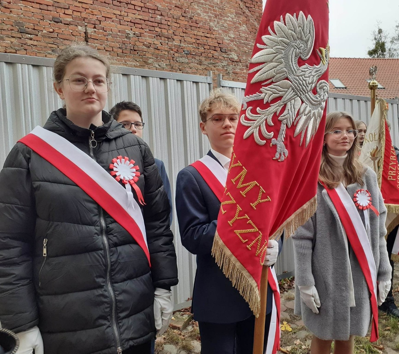 11 listopada obchodzimy święto państwowe, które upamiętnia odzyskanie niepodległości przez Polskę. Po zakończeniu I wojny światowej w 1918 r. Rzeczpospolita Polska stała się ponownie państwem suwerennym. Wraz z odzyskaniem niepodległości odrodziła się wiara i nadzieja na lepsze jutro. 
Uroczyste obchody Narodowego Święta Niepodległości w naszym mieście rozpoczęły się mszą świętą za Ojczyznę w kościele św. Bartłomieja, w której uczestniczyli przedstawiciele władz miasta i gminy na czele z panem Burmistrzem Wiesławem Śniecikowskim, poczty sztandarowe wszystkich szkół, ważnych instytucji i wielu środowisk, a także zaproszeni goście. Następnie odbył się pochód patriotyczny ulicami miasta z 50 metrową flagą Polski pod pomnik 100-Lecia Odzyskania Niepodległości przez Polskę. 
