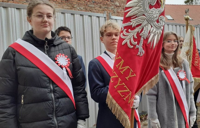 11 listopada obchodzimy święto państwowe, które upamiętnia odzyskanie niepodległości przez Polskę. Po zakończeniu I wojny światowej w 1918 r. Rzeczpospolita Polska stała się ponownie państwem suwerennym. Wraz z odzyskaniem niepodległości odrodziła się wiara i nadzieja na lepsze jutro. 
Uroczyste obchody Narodowego Święta Niepodległości w naszym mieście rozpoczęły się mszą świętą za Ojczyznę w kościele św. Bartłomieja, w której uczestniczyli przedstawiciele władz miasta i gminy na czele z panem Burmistrzem Wiesławem Śniecikowskim, poczty sztandarowe wszystkich szkół, ważnych instytucji i wielu środowisk, a także zaproszeni goście. Następnie odbył się pochód patriotyczny ulicami miasta z 50 metrową flagą Polski pod pomnik 100-Lecia Odzyskania Niepodległości przez Polskę. 
