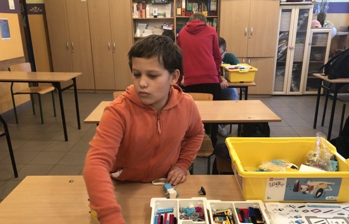 Kolejne owocne i bardzo pracowite spotkanie robotyczne za nami. Podczas zajęć gościliśmy trzech ochotników - uczniów, którzy chcieliby dołączyć do grupy młodych inżynierów. Zostali bardzo ciepło przyjęci przez grupę, zaproszeni do wspólnej pracy wpółtworzyli kolejne modele. A czy im się spodobało konstruowanie z klocków Lego Spike Prime? Czy fascynuje ich robotyka? Okaże się już za tydzień. Do zobaczenia w środę.