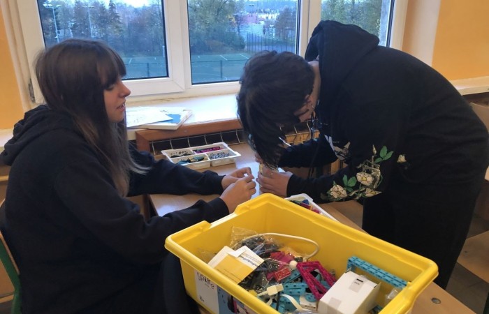 Kolejne owocne i bardzo pracowite spotkanie robotyczne za nami. Podczas zajęć gościliśmy trzech ochotników - uczniów, którzy chcieliby dołączyć do grupy młodych inżynierów. Zostali bardzo ciepło przyjęci przez grupę, zaproszeni do wspólnej pracy wpółtworzyli kolejne modele. A czy im się spodobało konstruowanie z klocków Lego Spike Prime? Czy fascynuje ich robotyka? Okaże się już za tydzień. Do zobaczenia w środę.