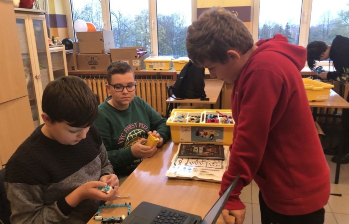 Kolejne owocne i bardzo pracowite spotkanie robotyczne za nami. Podczas zajęć gościliśmy trzech ochotników - uczniów, którzy chcieliby dołączyć do grupy młodych inżynierów. Zostali bardzo ciepło przyjęci przez grupę, zaproszeni do wspólnej pracy wpółtworzyli kolejne modele. A czy im się spodobało konstruowanie z klocków Lego Spike Prime? Czy fascynuje ich robotyka? Okaże się już za tydzień. Do zobaczenia w środę.