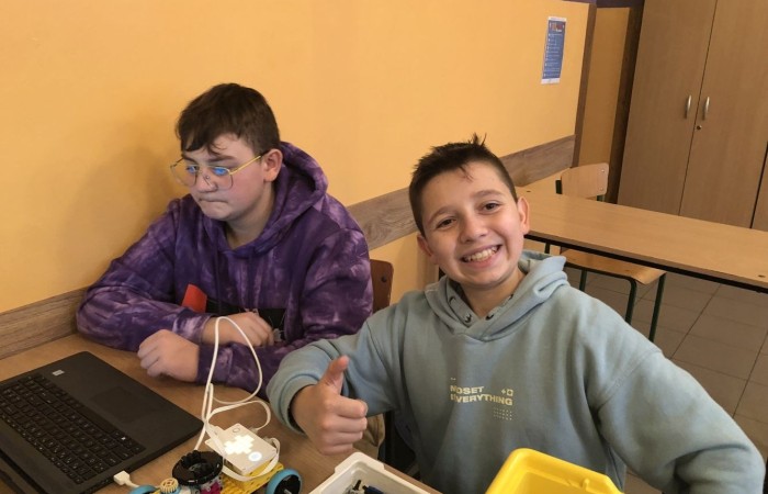 Kolejne owocne i bardzo pracowite spotkanie robotyczne za nami. Podczas zajęć gościliśmy trzech ochotników - uczniów, którzy chcieliby dołączyć do grupy młodych inżynierów. Zostali bardzo ciepło przyjęci przez grupę, zaproszeni do wspólnej pracy wpółtworzyli kolejne modele. A czy im się spodobało konstruowanie z klocków Lego Spike Prime? Czy fascynuje ich robotyka? Okaże się już za tydzień. Do zobaczenia w środę.