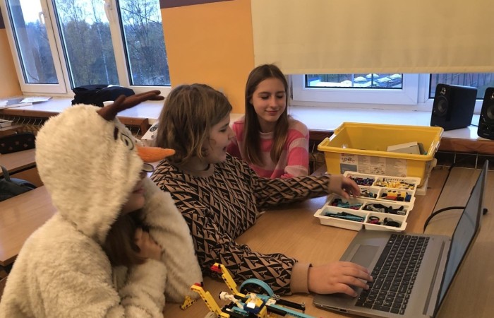 Kolejne owocne i bardzo pracowite spotkanie robotyczne za nami. Podczas zajęć gościliśmy trzech ochotników - uczniów, którzy chcieliby dołączyć do grupy młodych inżynierów. Zostali bardzo ciepło przyjęci przez grupę, zaproszeni do wspólnej pracy wpółtworzyli kolejne modele. A czy im się spodobało konstruowanie z klocków Lego Spike Prime? Czy fascynuje ich robotyka? Okaże się już za tydzień. Do zobaczenia w środę.