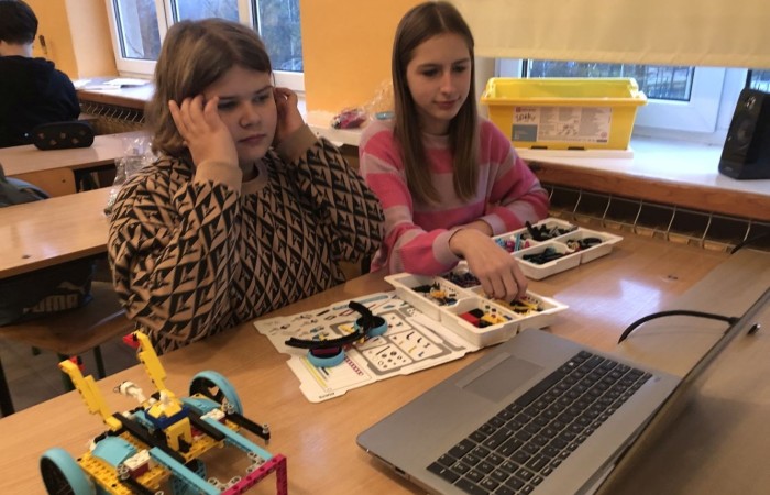Kolejne owocne i bardzo pracowite spotkanie robotyczne za nami. Podczas zajęć gościliśmy trzech ochotników - uczniów, którzy chcieliby dołączyć do grupy młodych inżynierów. Zostali bardzo ciepło przyjęci przez grupę, zaproszeni do wspólnej pracy wpółtworzyli kolejne modele. A czy im się spodobało konstruowanie z klocków Lego Spike Prime? Czy fascynuje ich robotyka? Okaże się już za tydzień. Do zobaczenia w środę.