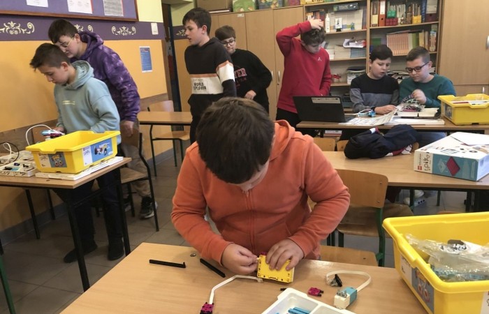 Kolejne owocne i bardzo pracowite spotkanie robotyczne za nami. Podczas zajęć gościliśmy trzech ochotników - uczniów, którzy chcieliby dołączyć do grupy młodych inżynierów. Zostali bardzo ciepło przyjęci przez grupę, zaproszeni do wspólnej pracy wpółtworzyli kolejne modele. A czy im się spodobało konstruowanie z klocków Lego Spike Prime? Czy fascynuje ich robotyka? Okaże się już za tydzień. Do zobaczenia w środę.