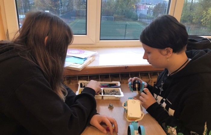 Kolejne owocne i bardzo pracowite spotkanie robotyczne za nami. Podczas zajęć gościliśmy trzech ochotników - uczniów, którzy chcieliby dołączyć do grupy młodych inżynierów. Zostali bardzo ciepło przyjęci przez grupę, zaproszeni do wspólnej pracy wpółtworzyli kolejne modele. A czy im się spodobało konstruowanie z klocków Lego Spike Prime? Czy fascynuje ich robotyka? Okaże się już za tydzień. Do zobaczenia w środę.