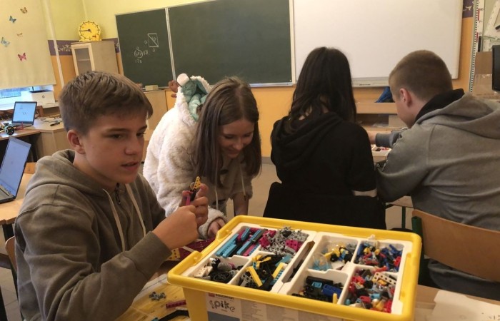 Kolejne owocne i bardzo pracowite spotkanie robotyczne za nami. Podczas zajęć gościliśmy trzech ochotników - uczniów, którzy chcieliby dołączyć do grupy młodych inżynierów. Zostali bardzo ciepło przyjęci przez grupę, zaproszeni do wspólnej pracy wpółtworzyli kolejne modele. A czy im się spodobało konstruowanie z klocków Lego Spike Prime? Czy fascynuje ich robotyka? Okaże się już za tydzień. Do zobaczenia w środę.