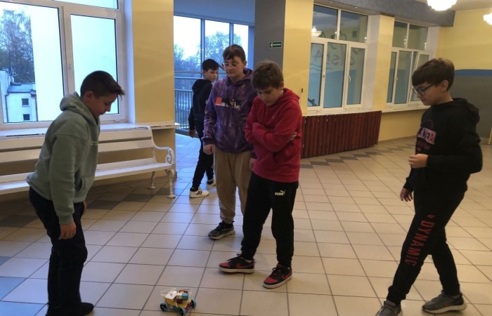 Kolejne owocne i bardzo pracowite spotkanie robotyczne za nami. Podczas zajęć gościliśmy trzech ochotników - uczniów, którzy chcieliby dołączyć do grupy młodych inżynierów. Zostali bardzo ciepło przyjęci przez grupę, zaproszeni do wspólnej pracy wpółtworzyli kolejne modele. A czy im się spodobało konstruowanie z klocków Lego Spike Prime? Czy fascynuje ich robotyka? Okaże się już za tydzień. Do zobaczenia w środę.