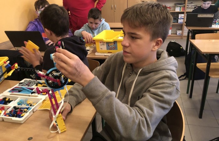 Kolejne owocne i bardzo pracowite spotkanie robotyczne za nami. Podczas zajęć gościliśmy trzech ochotników - uczniów, którzy chcieliby dołączyć do grupy młodych inżynierów. Zostali bardzo ciepło przyjęci przez grupę, zaproszeni do wspólnej pracy wpółtworzyli kolejne modele. A czy im się spodobało konstruowanie z klocków Lego Spike Prime? Czy fascynuje ich robotyka? Okaże się już za tydzień. Do zobaczenia w środę.