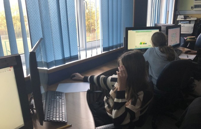 W dniach 8-10 listopada uczniowie klas 3-8 naszej szkoły uczestniczyli w Międzynarodowym Konkursie Informatycznym 