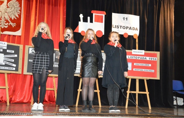 10 listopada w naszej szkole odbył się apel z okazji Święta Niepodległości. Program artystyczny został przygotowany przez uczniów klasy IV a pod kierunkiem p. Anny Cieśli. Występ uświetniony został przez szkolny zespół wokalny „Forte” prowadzony przez panią Iwonę Matukiewicz. Scenariusz montażu słowno-muzycznego obejmował treści historyczne, pieśni i wiersze. W bardzo ciekawy i obrazowy sposób przedstawiono losy naszej Ojczyzny począwszy od zaborów a skończywszy na roku 1918. Uwagę przyciągała dekoracja przedstawiająca poszczególne dzieje Polski. Po występie uczniów głos zabrała pani Dyrektor Agnieszka Cieklińska, która mówiła o symbolice Święta Niepodległości. Młodzież szkolna z zainteresowaniem i w skupieniu z zainteresowaniem obejrzała i wysłuchała tej szczególnej lekcji historii. W tym dniu również w trakcie akademii nasza szkoła uczestniczyła w akcji „Szkoła do Hymnu”. O godzinie 11:11 w auli i w klasach uczniowie odśpiewali hymn.